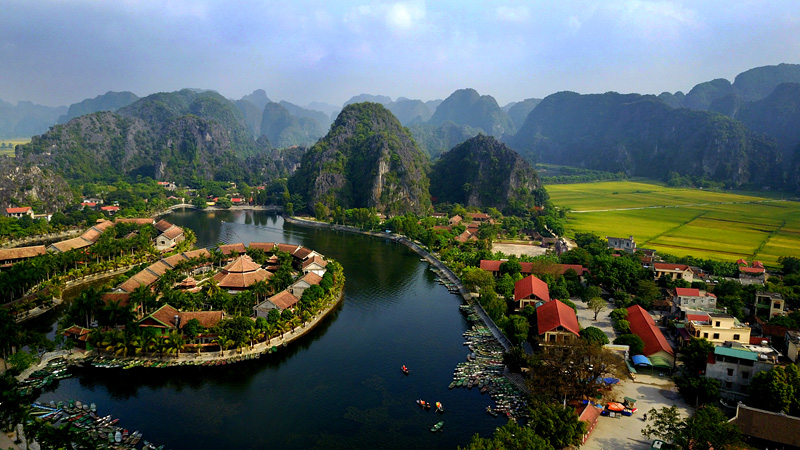 [-]Khách[-]Tây[-]ngỡ[-]ngàng[-]trước[-]vẻ[-]đẹp[-]Tam[-]Cốc[-]mùa[-]lúa[-]chín